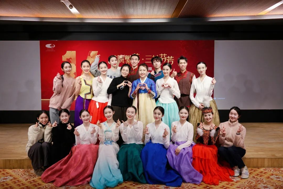 太阳成集团tyc33455cc教师崔月梅在国家大剧院主讲《舞韵华夏——中国民族民间舞蹈》